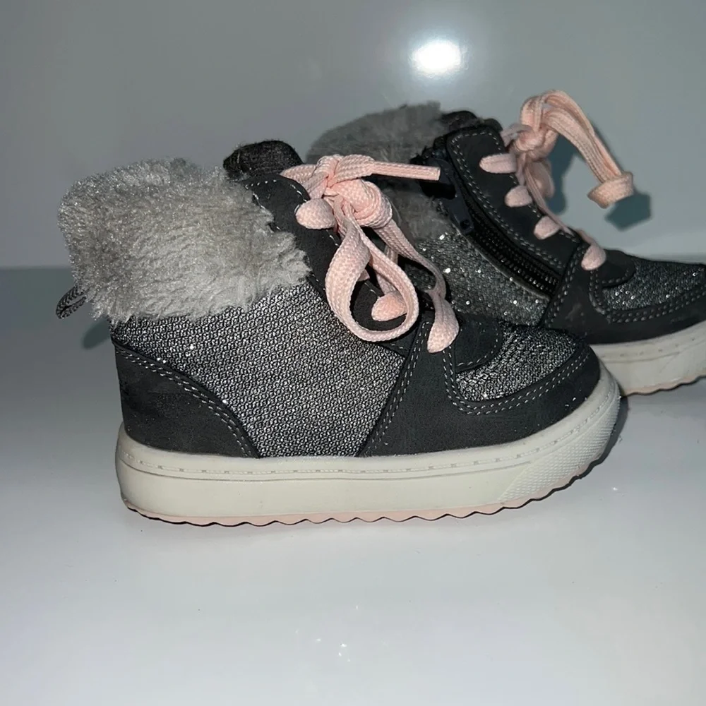 Oshkosh b’gosh sporty-01 faux fur winter shoes. Super cute and comfy. Size 5